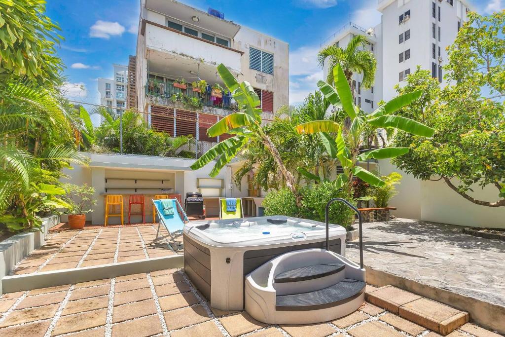 サンファンにあるCondado Villa 4Bd 3Ba Spa-Generator-Parkingの建物の中庭にあるホットタブ