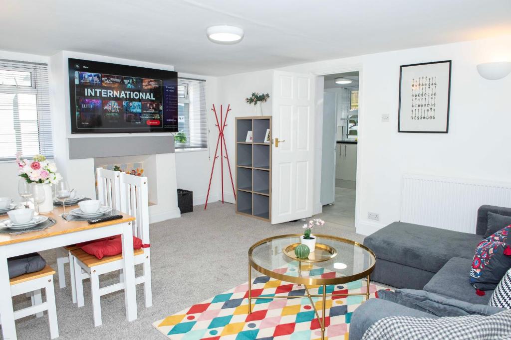 Телевизор и/или развлекательный центр в Large 1 Bed Apartment In Southsea Portsmouth - Sleeps 4 & Free Parking