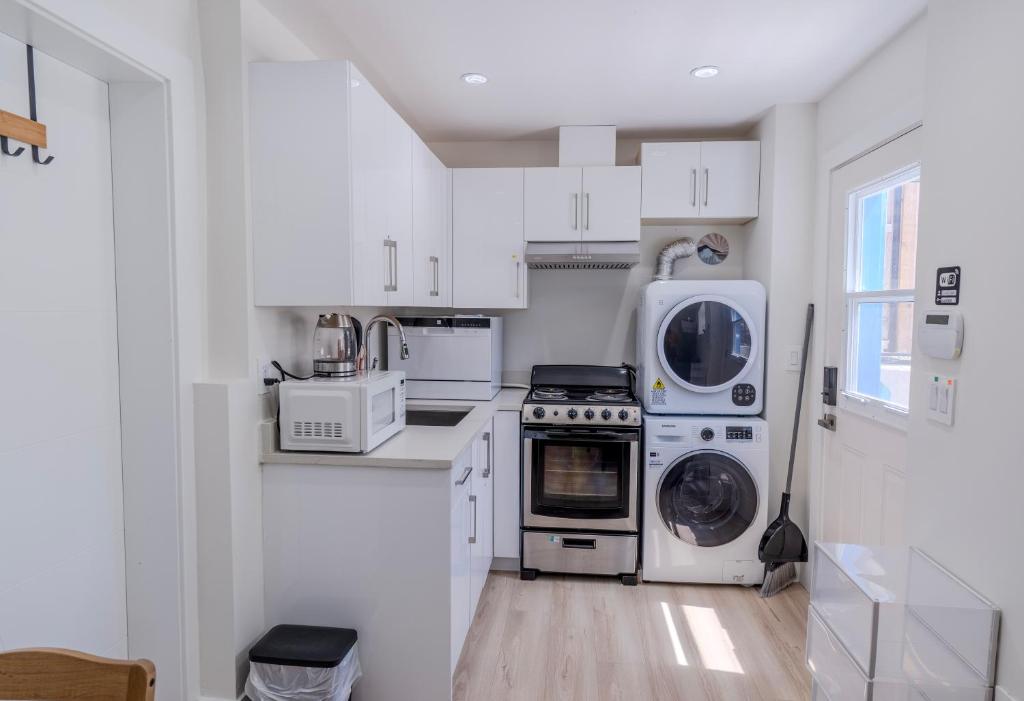 Η κουζίνα ή μικρή κουζίνα στο Quiet, cozy 2BR1BA private entry near Skytrain