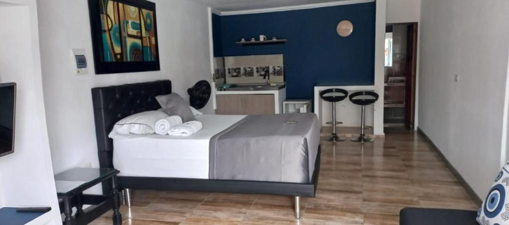 a bedroom with a bed and a blue wall at Hermoso aparta estudio in Estación El Salto