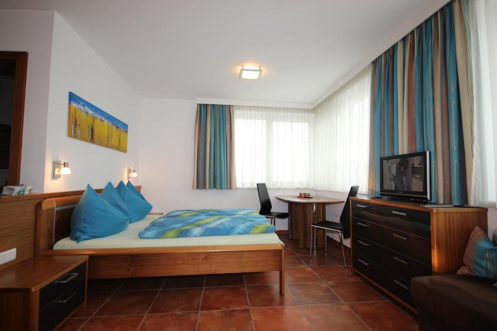Postel nebo postele na pokoji v ubytování Apartments Schloß-Weißenstein-Straße