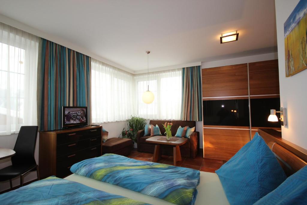 TV a/nebo společenská místnost v ubytování Apartments Schloß-Weißenstein-Straße