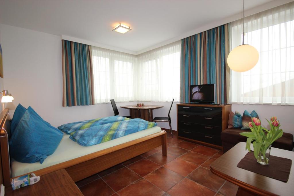TV a/nebo společenská místnost v ubytování Apartments Schloß-Weißenstein-Straße