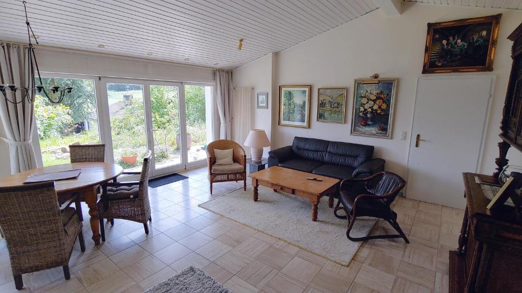 a living room with a couch and a table at Ruhiges Ferienhaus in sonniger Lage in Lissendorf