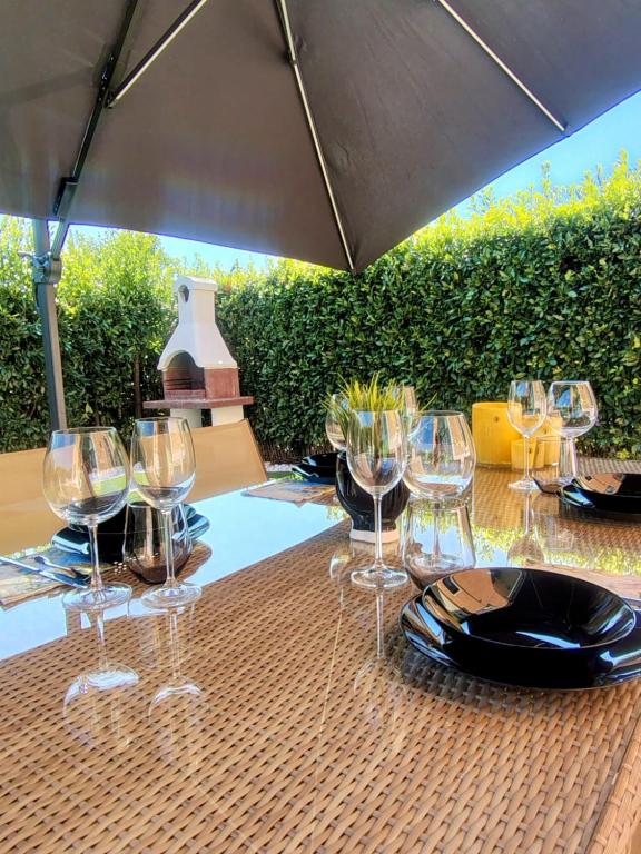 a table with wine glasses sitting on top of it at Fenili Belasi - appartamento con giardino a 5min da Brescia in Castel Mella