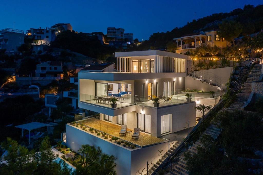 Villa Lijub Seafront - 4 Bedroom Villa - Stunning Sea Views - Gym And Wifi