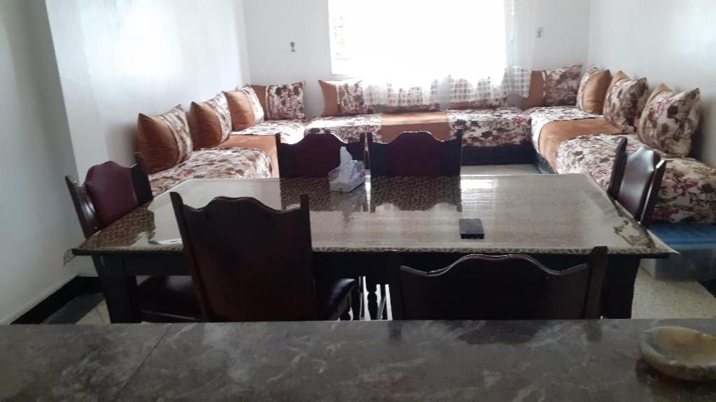 a living room with a table and a couch at Le Grand Refuge des Lilas in Casablanca