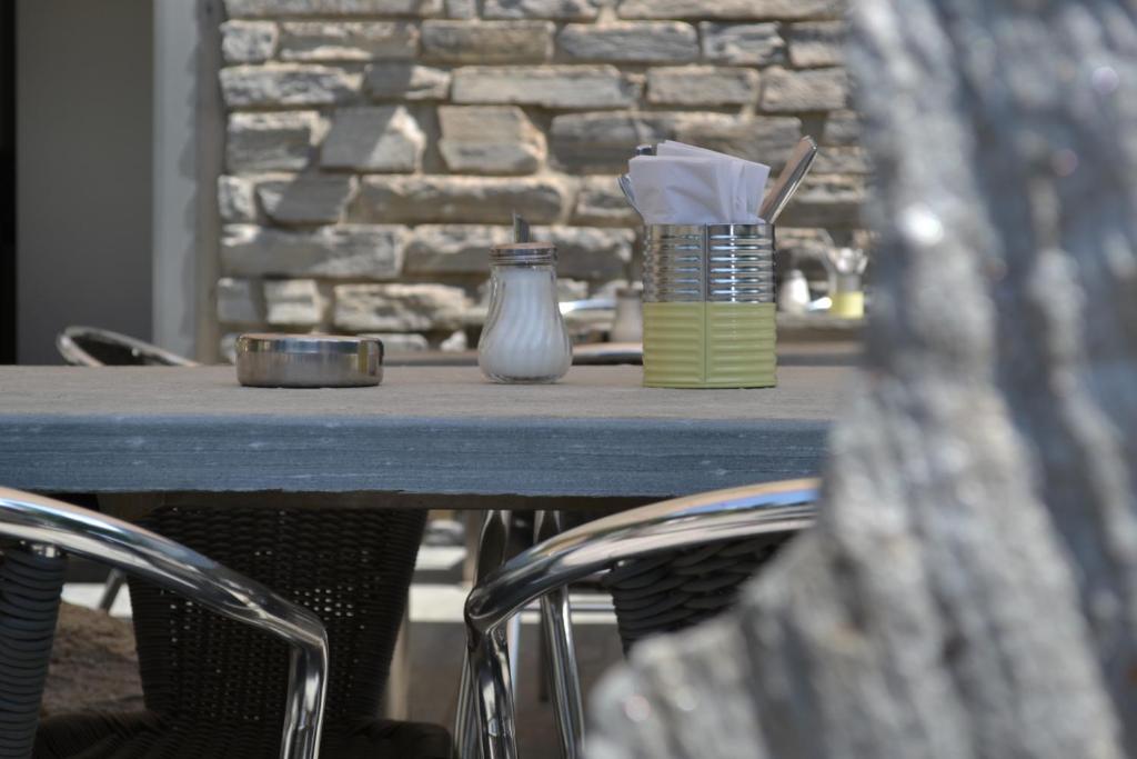 Příslušenství pro přípravu čaje a kávy v ubytování Schnider Bed&Breakfast und Café