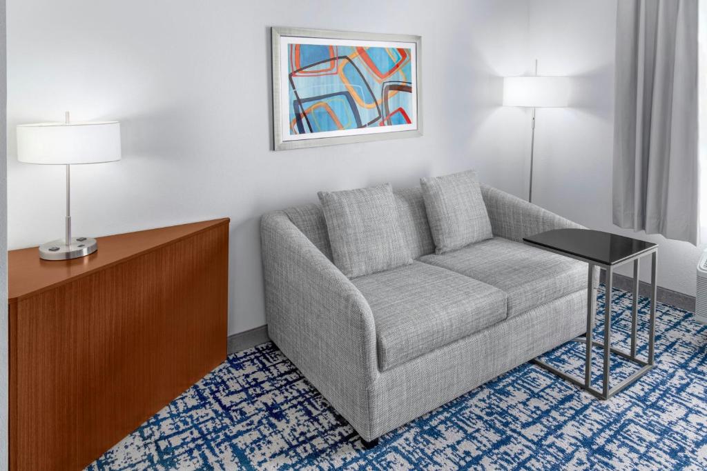 Fairfield Inn and Suites by Marriott Calhoun - Queen Suite Met 2 Queensize Bedden En Slaapbank