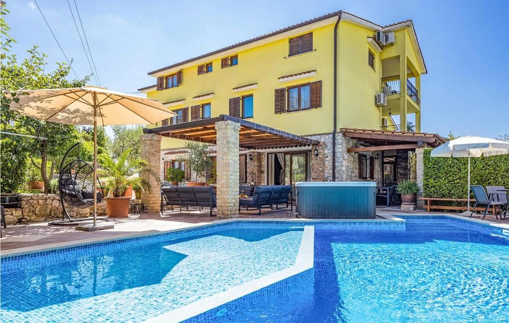 una villa con piscina frente a una casa en 8 Bedroom Beautiful Home In Visnjan, en Višnjan