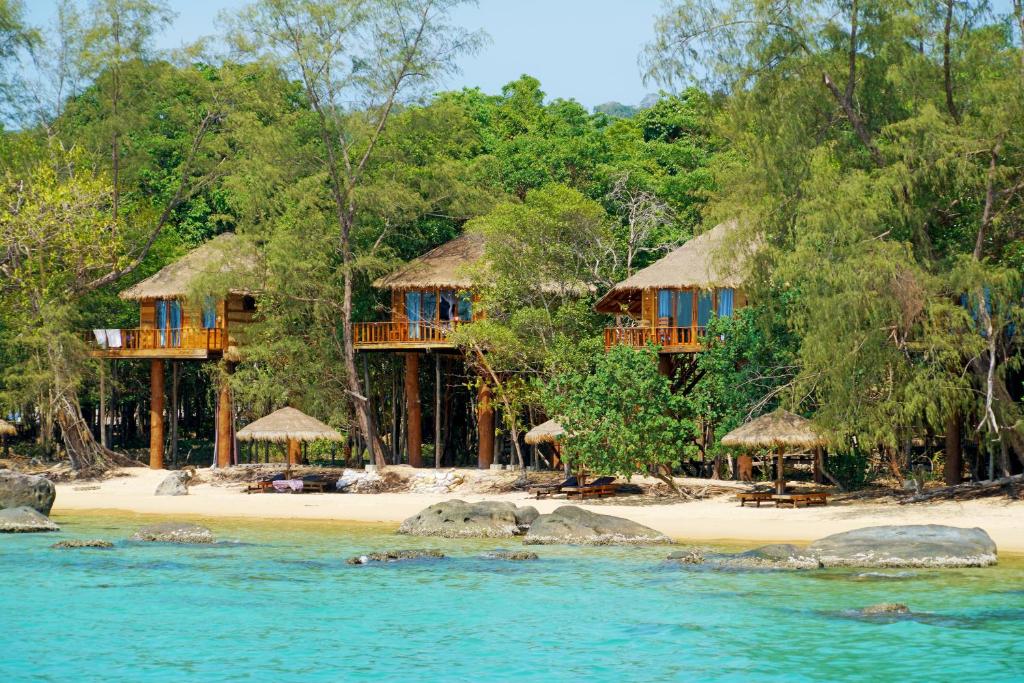a resort on the shore of a beach at Tree House Bungalows in Koh Rong Island