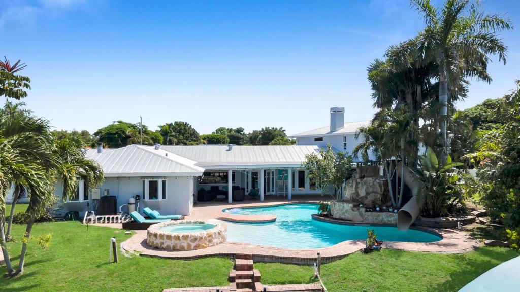 Piscina de la sau aproape de Luxury Waterfront-Pool Home, Slide, Hot Tub, Gulf Access