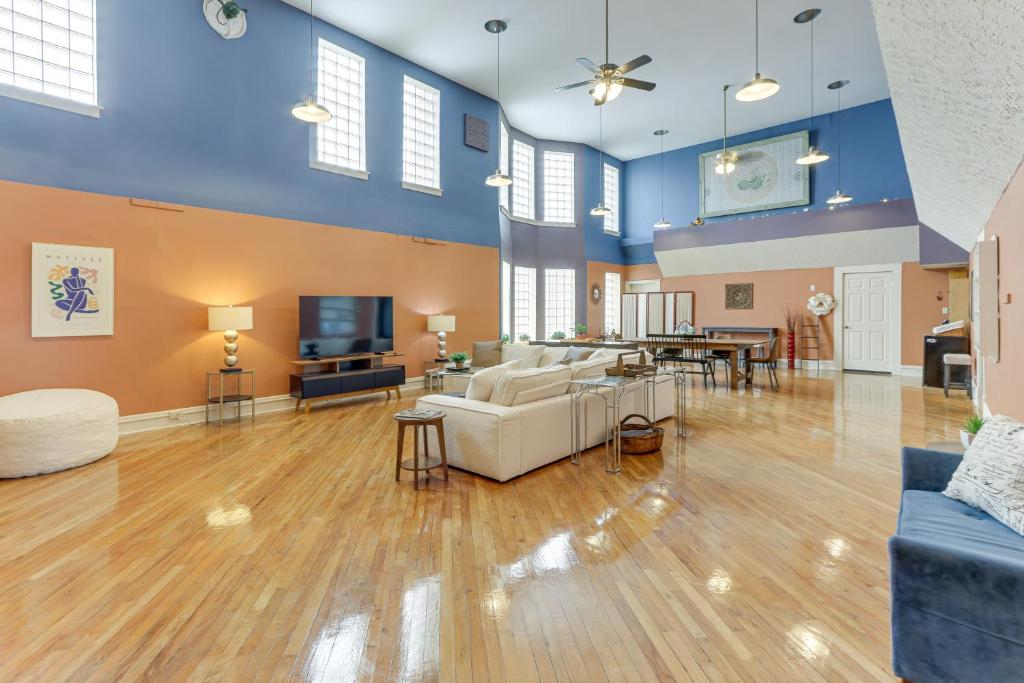 Μια τηλεόραση ή/και κέντρο ψυχαγωγίας στο Downtown Apt 23 Mi to Hocking Hills State Park