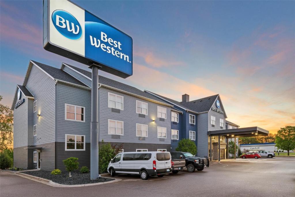 Un hotel con un cartel delante de un edificio. en Best Western Eau Claire South, en Eau Claire
