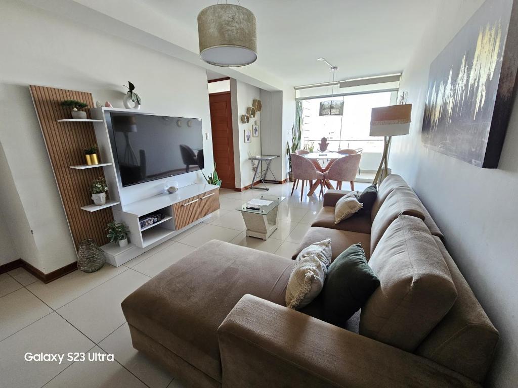 ein Wohnzimmer mit Couch und Flachbildfernseher in der Unterkunft DEPARTAMENTO con BALCÓN DE 3 HABITACIONES CERCA DE TODO in Chiclayo
