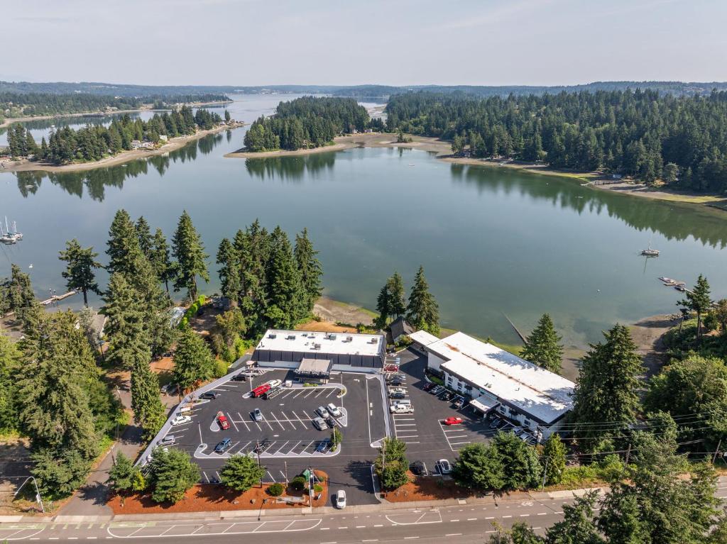una vista aérea de un aparcamiento junto a un lago en Oyster Bay Inn &amp; Suites, en Bremerton
