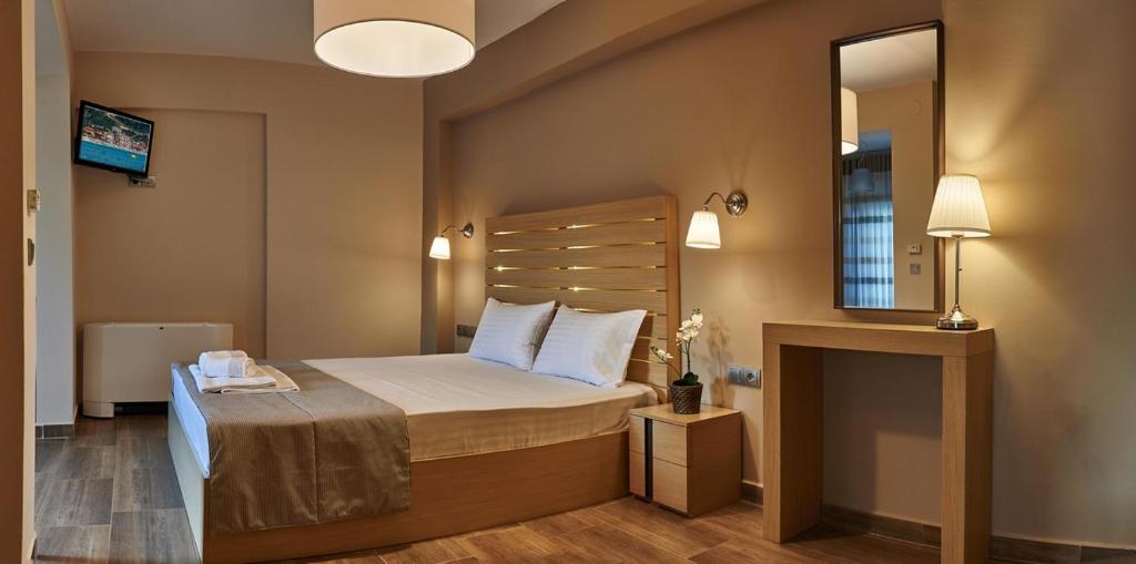 Posteľ alebo postele v izbe v ubytovaní Athos Thea Luxury Rooms