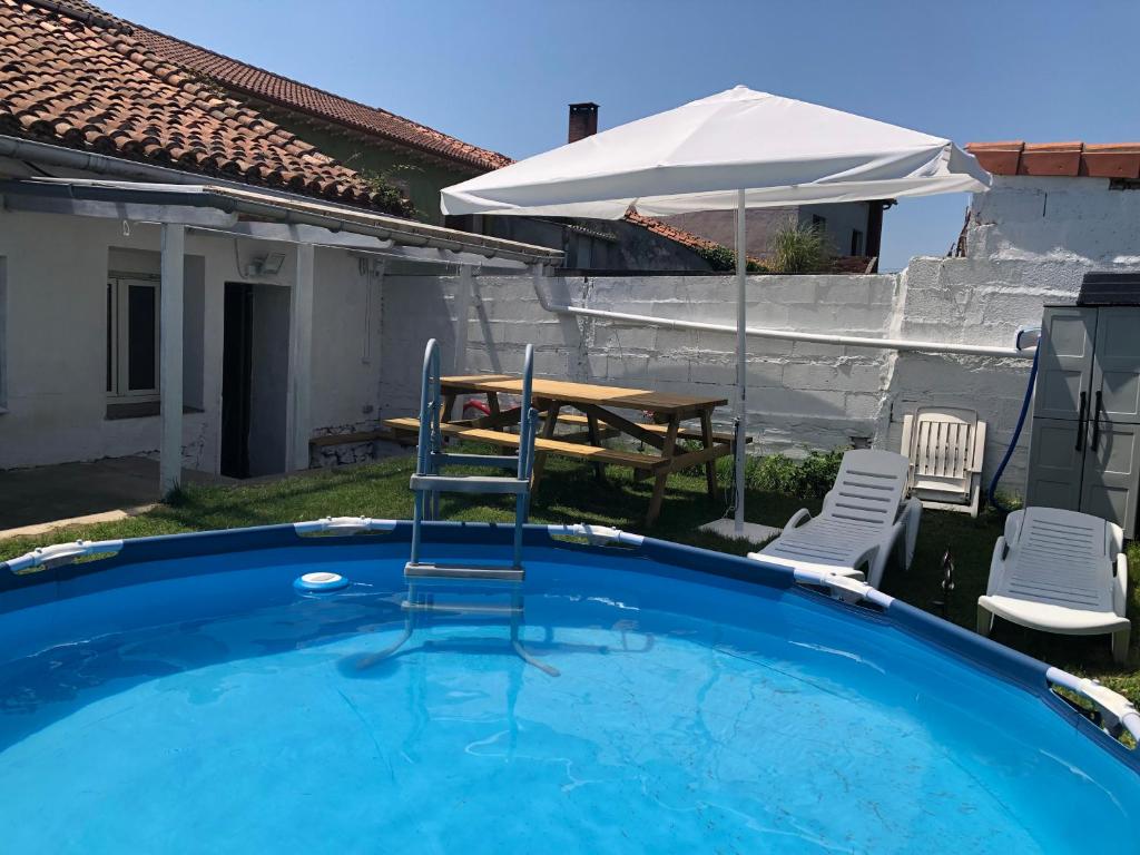 Bazén v ubytování alojamiento Costa Quebrada nebo v jeho okolí