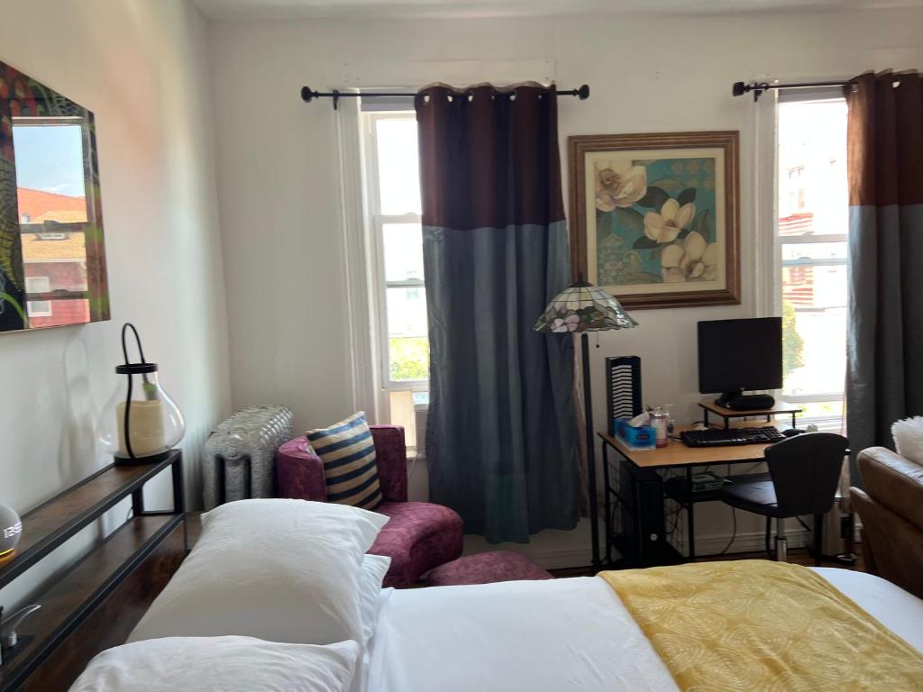 Giường trong phòng chung tại Santa Cruise Rooms and hospitality