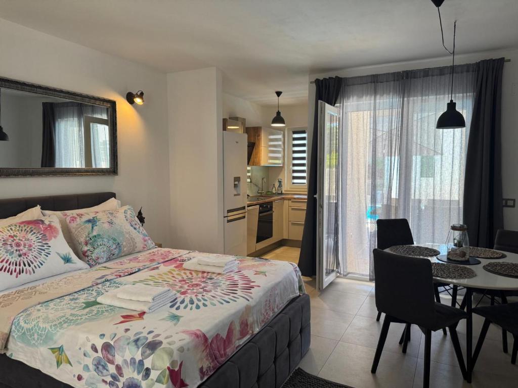 En eller flere senge i et værelse på Holiday&Suite Klanac