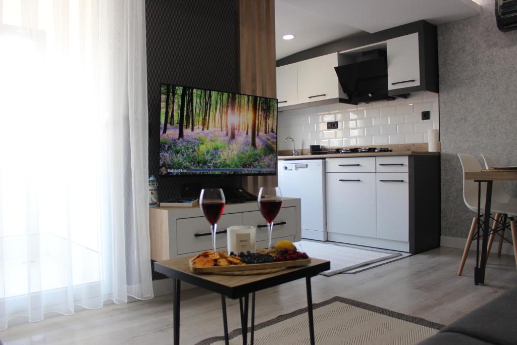 eine Küche mit einem Tisch und zwei Gläsern Wein in der Unterkunft Cosy Suite in Antalya