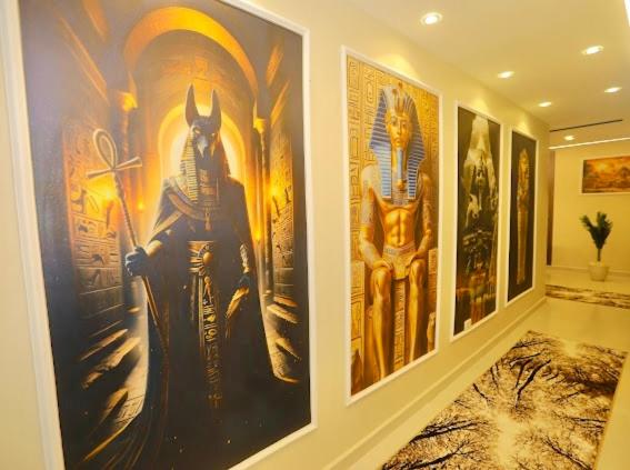 カイロにあるAmon Pyramids View Innの壁に数枚のポスターが貼られた部屋