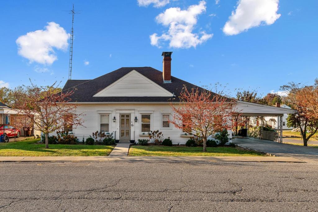 una casa blanca con techo negro en Bourbon Getaway!!! Hot Tub, Fire Pit, Distilleries, en Springfield