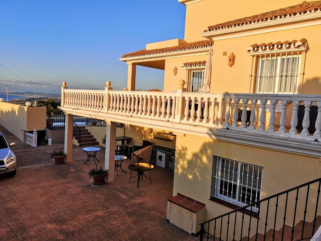 un balcone di una casa con ringhiera bianca di Villa Roca a Estepona
