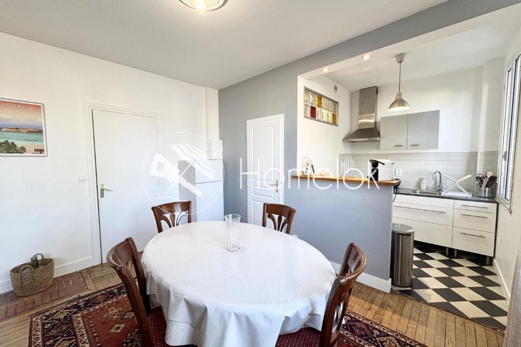 une cuisine et une salle à manger avec une table et des chaises dans l'établissement Confort & tranquillité - Centre de Lorient, à Lorient