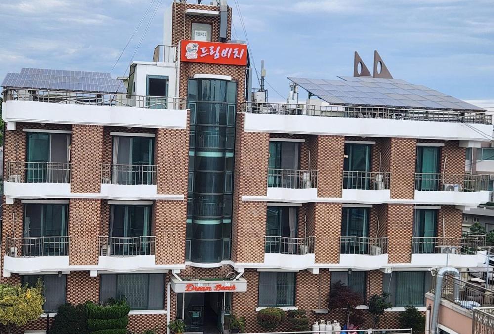 Un edificio con un cartel al costado. en Donghae Dream Beach, en Donghae