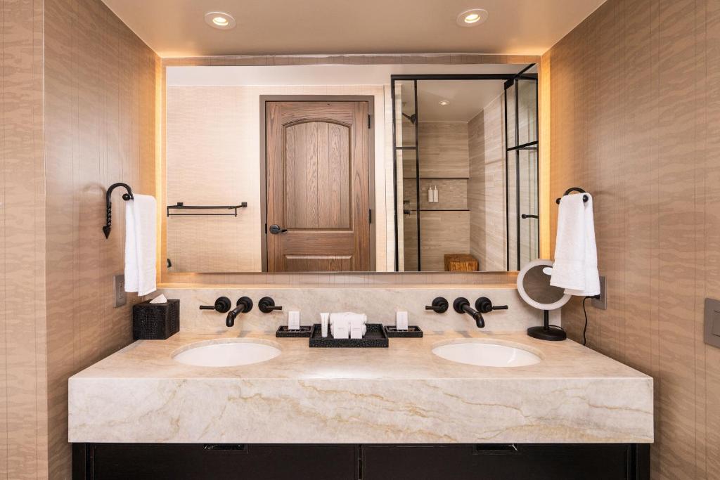 Ein Badezimmer in der Unterkunft Silverton Casino Lodge