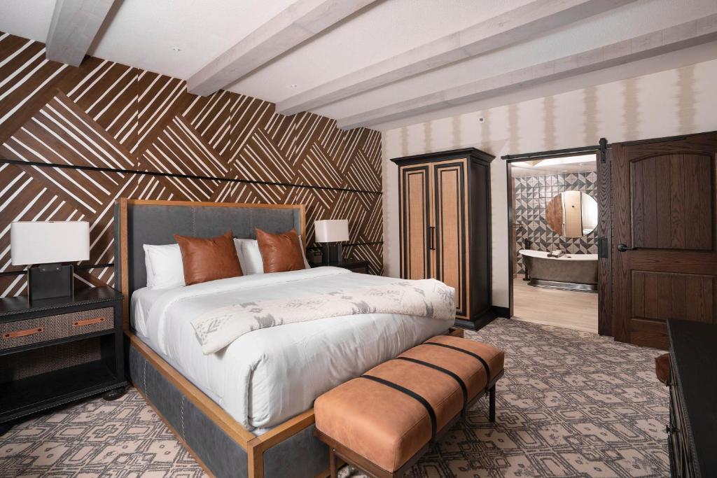 Ein Bett oder Betten in einem Zimmer der Unterkunft Silverton Casino Lodge