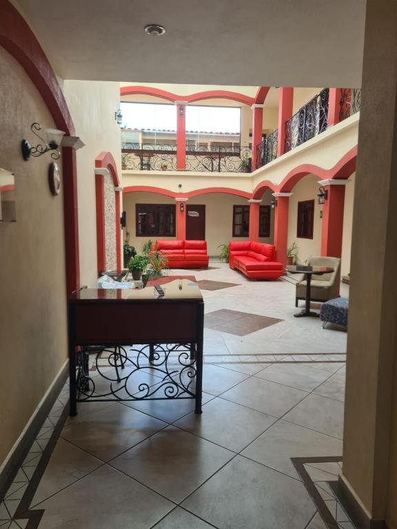 ein Wohnzimmer mit roten Möbeln in einem Gebäude in der Unterkunft Hotel Las Violetas in Zacatlán