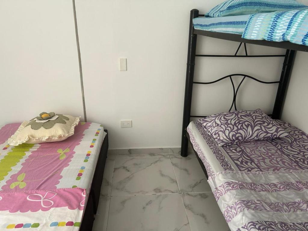 a bedroom with two bunk beds in a room at Apartamento Alicante in Girardot