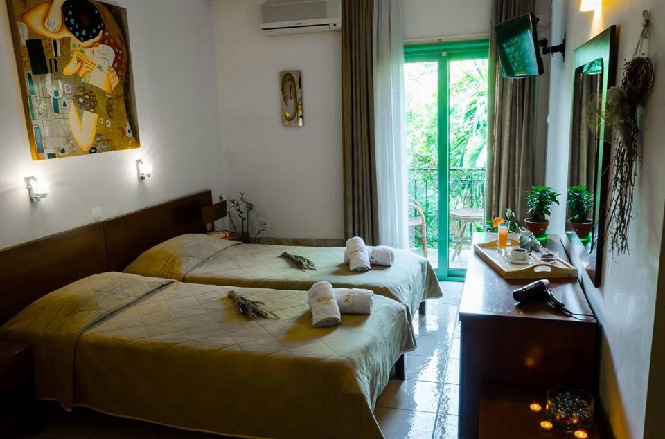 Postel nebo postele na pokoji v ubytování Hotel Kostis