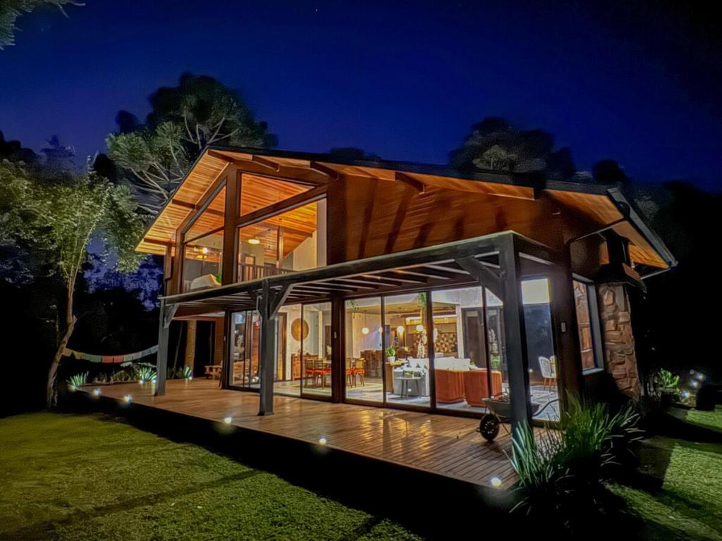 Una pequeña casa con terraza por la noche. en Casa Despertar na Montanha Urubici, en Urubici