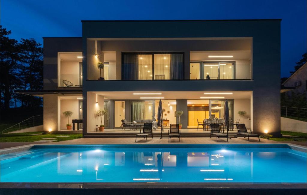 une maison avec une piscine devant dans l'établissement Stunning Home In Nedescina With Wifi, à Nedeščina