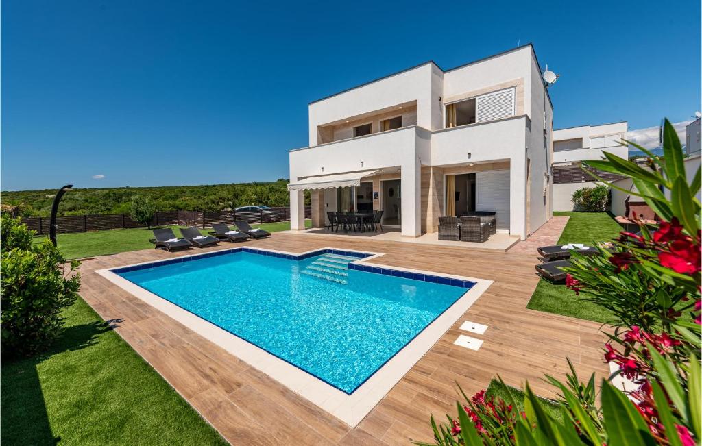 Hồ bơi trong/gần Luxurious Home In Novalja