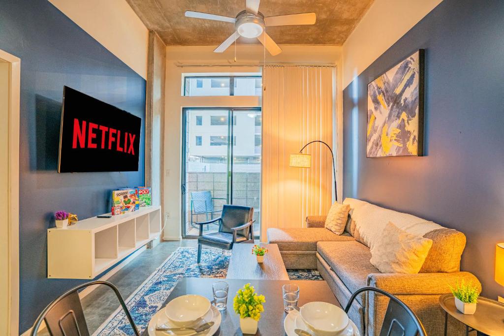 a living room with a couch and a table at Stylish 2BD - CDT - Gym, Pool, Parking - Sleep 8 in Phoenix