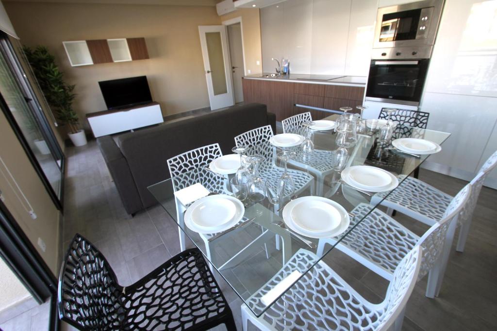 A kitchen or kitchenette at Apartamentos Cambrils Playa Spa