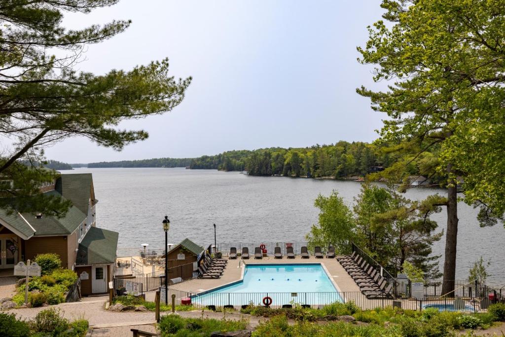 una piscina con vistas al lago en Rocky Crest Golf Resort, en MacTier