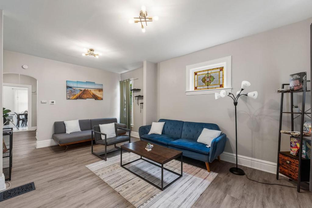 un soggiorno con un divano blu e un tavolo di Heart Of Niagara Falls Stylish a Niagara Falls