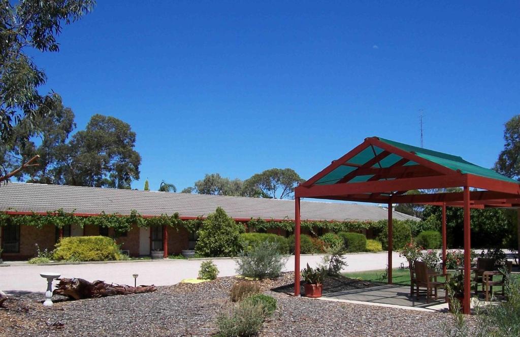 a pavilion in front of a building at Kadina Gateway Motor Inn in Kadina