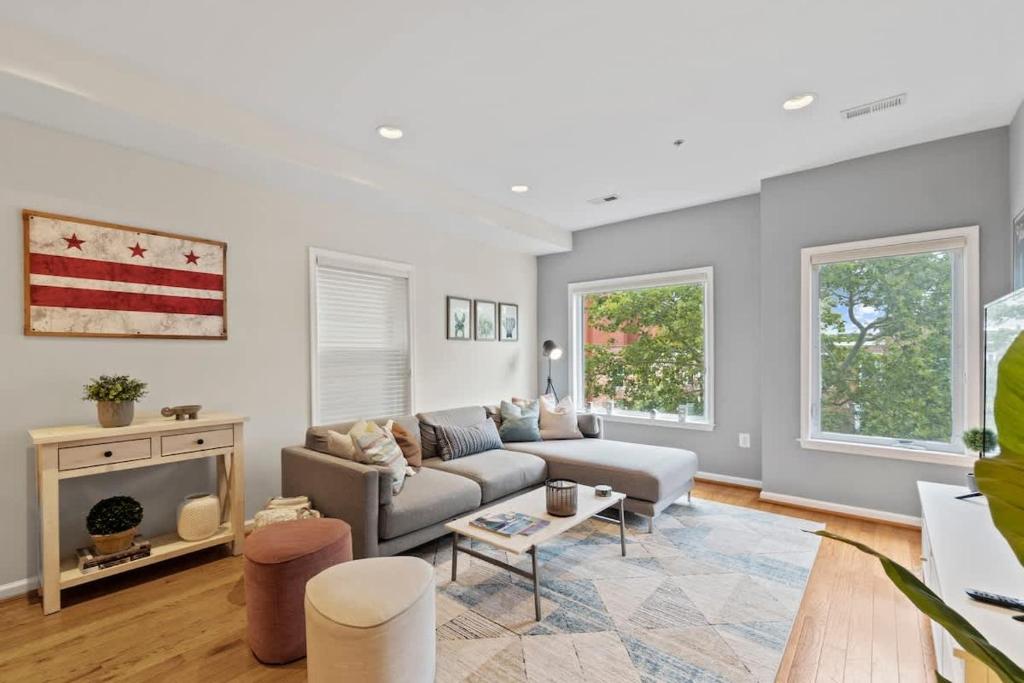 un soggiorno con divano e camino di Central DC Retreat Luxury In-Law Suite 3BR & 3 BA #DCottage a Washington