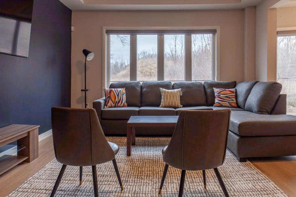 Χώρος καθιστικού στο 4bed25 Bathbrand Newniagara Fallssleeps12