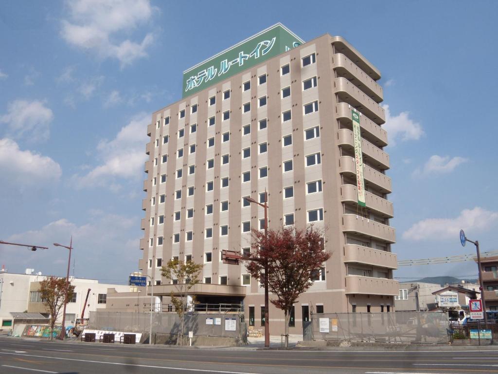 un edificio con un letrero de la calle encima en Hotel Route-Inn Satsumasendai, en Satsumasendai