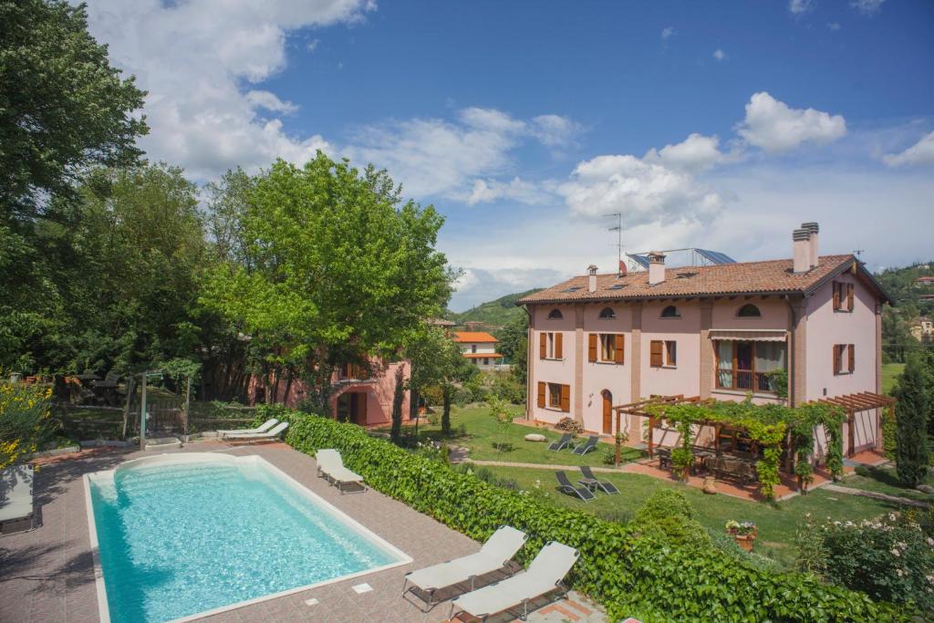 una finca con piscina y una casa en Agriturismo Il Cavicchio, en Pianoro