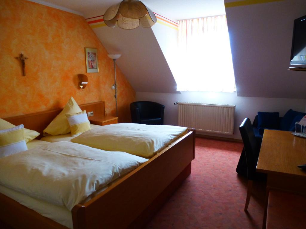 Postel nebo postele na pokoji v ubytování Hotel-Gasthof "Zum Bartl"