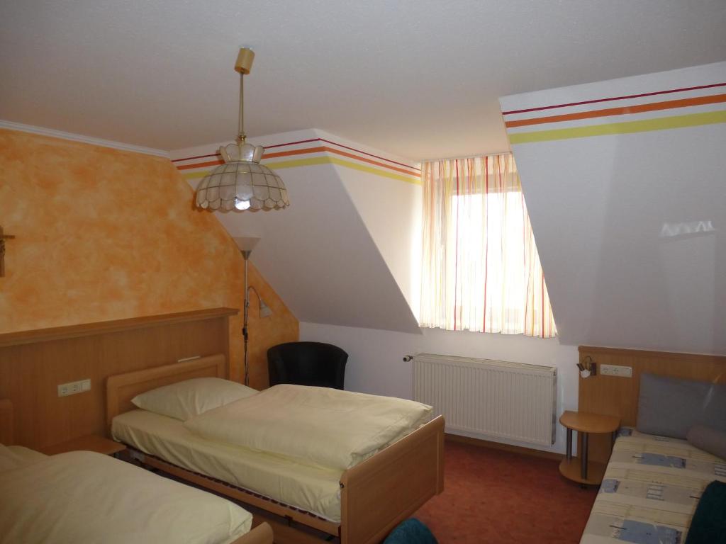 Postel nebo postele na pokoji v ubytování Hotel-Gasthof "Zum Bartl"