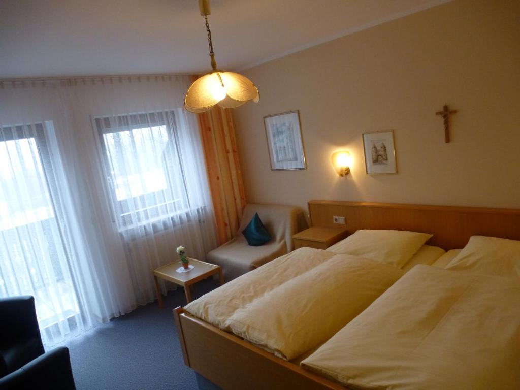 Postel nebo postele na pokoji v ubytování Hotel-Gasthof "Zum Bartl"